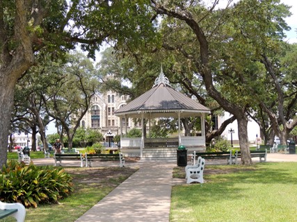 De Leon Plaza in the Heart of Victoria